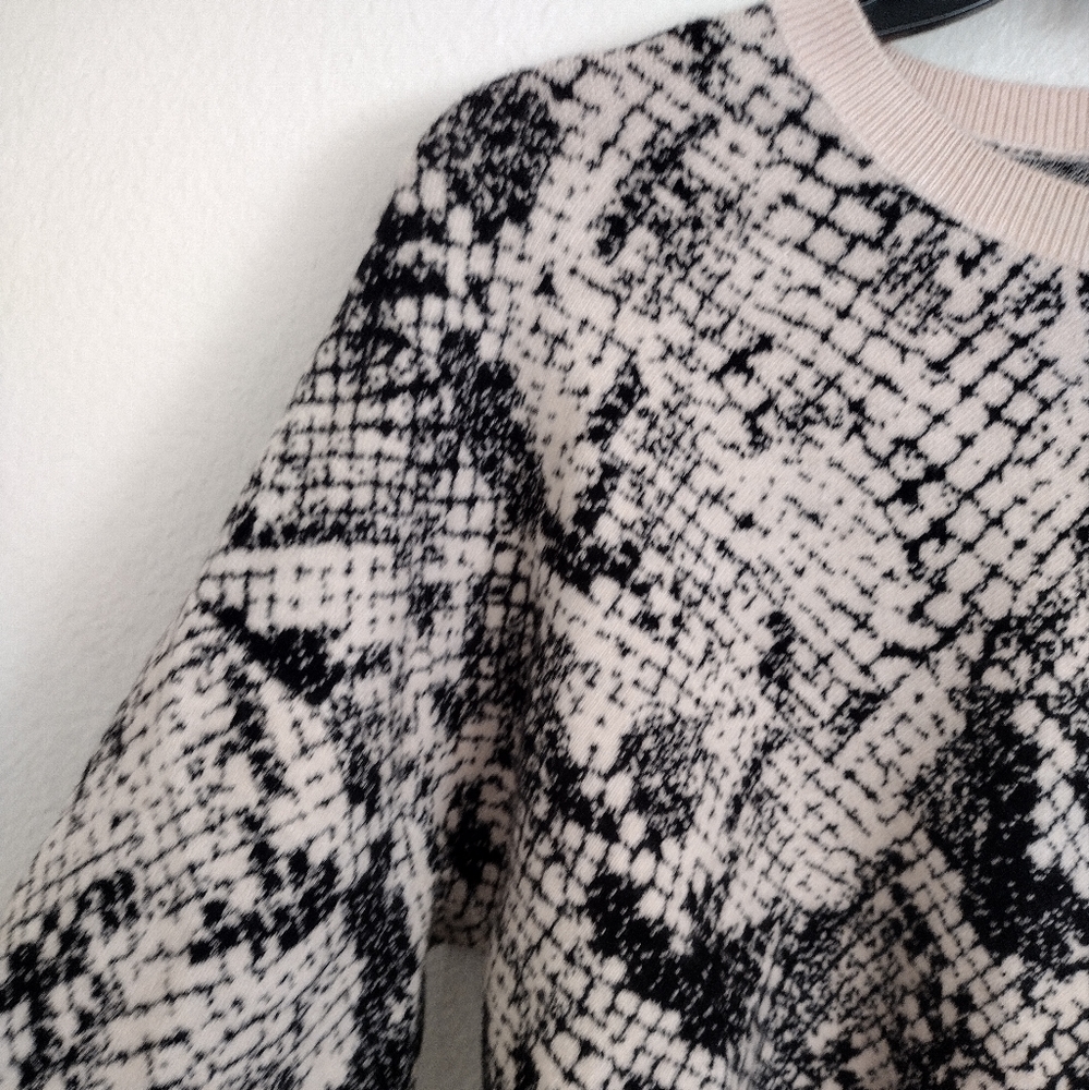 Guess Tamelia Black Cream Animal Print Cropped Sweater Size Large - Picture 7 of 15